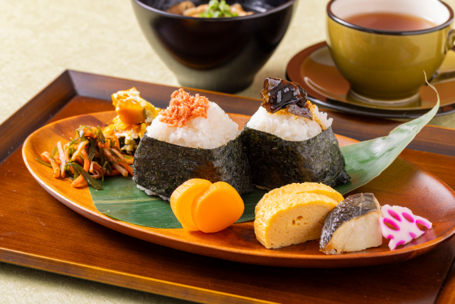 おむすび2個と一汁四菜プレート